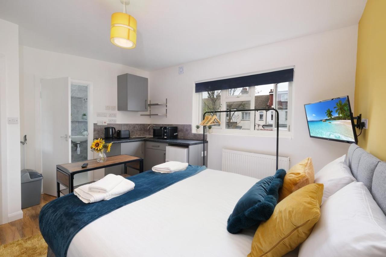Fernbank Studios Sudbury Hill Harrow Self-Contained Studios With En-Suite Wembley Esterno foto