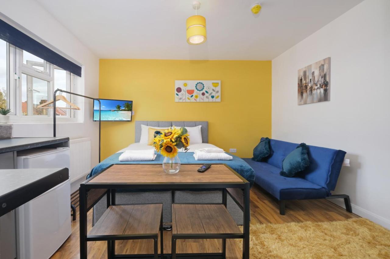 Fernbank Studios Sudbury Hill Harrow Self-Contained Studios With En-Suite Wembley Esterno foto