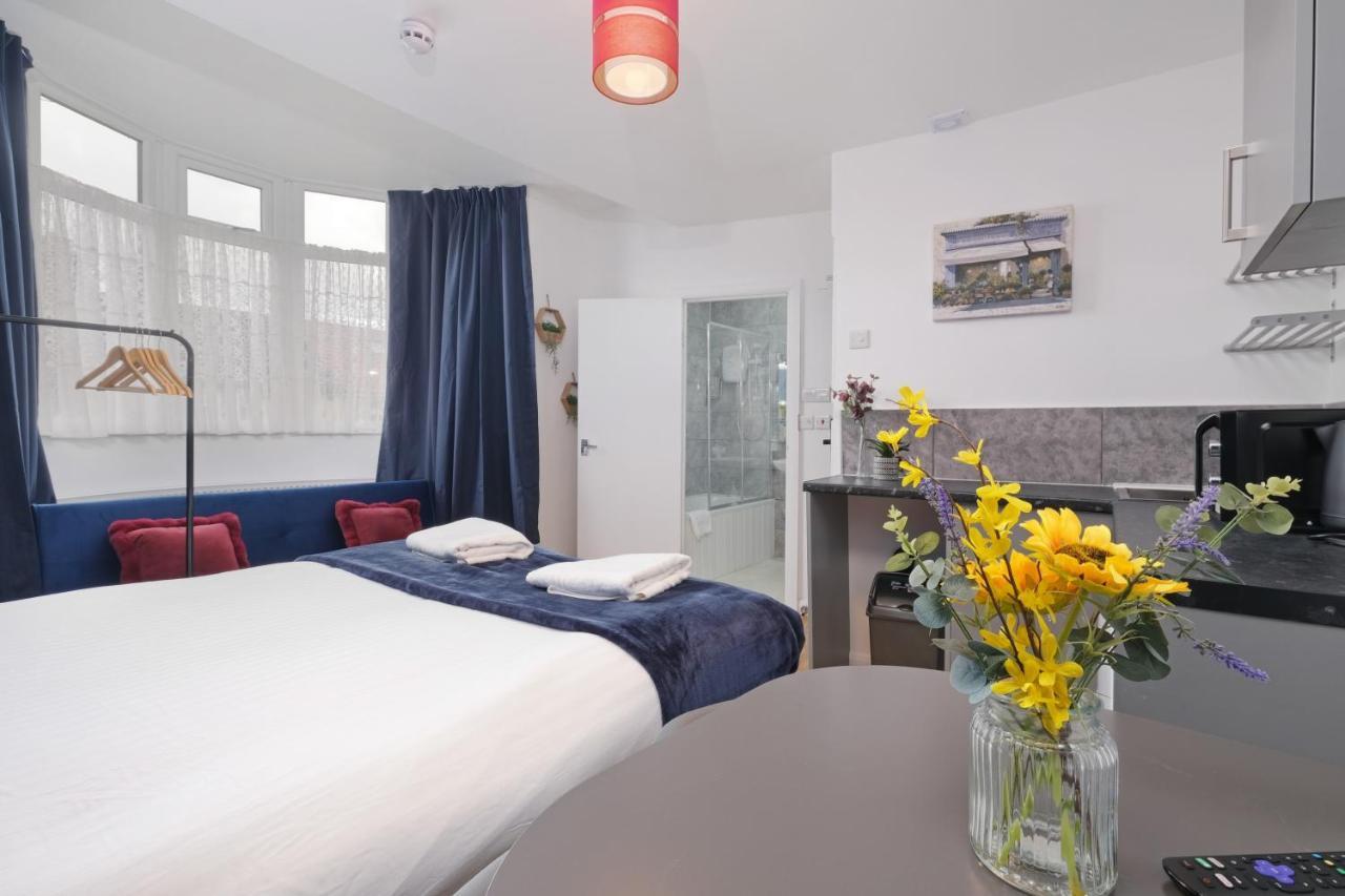Fernbank Studios Sudbury Hill Harrow Self-Contained Studios With En-Suite Wembley Esterno foto