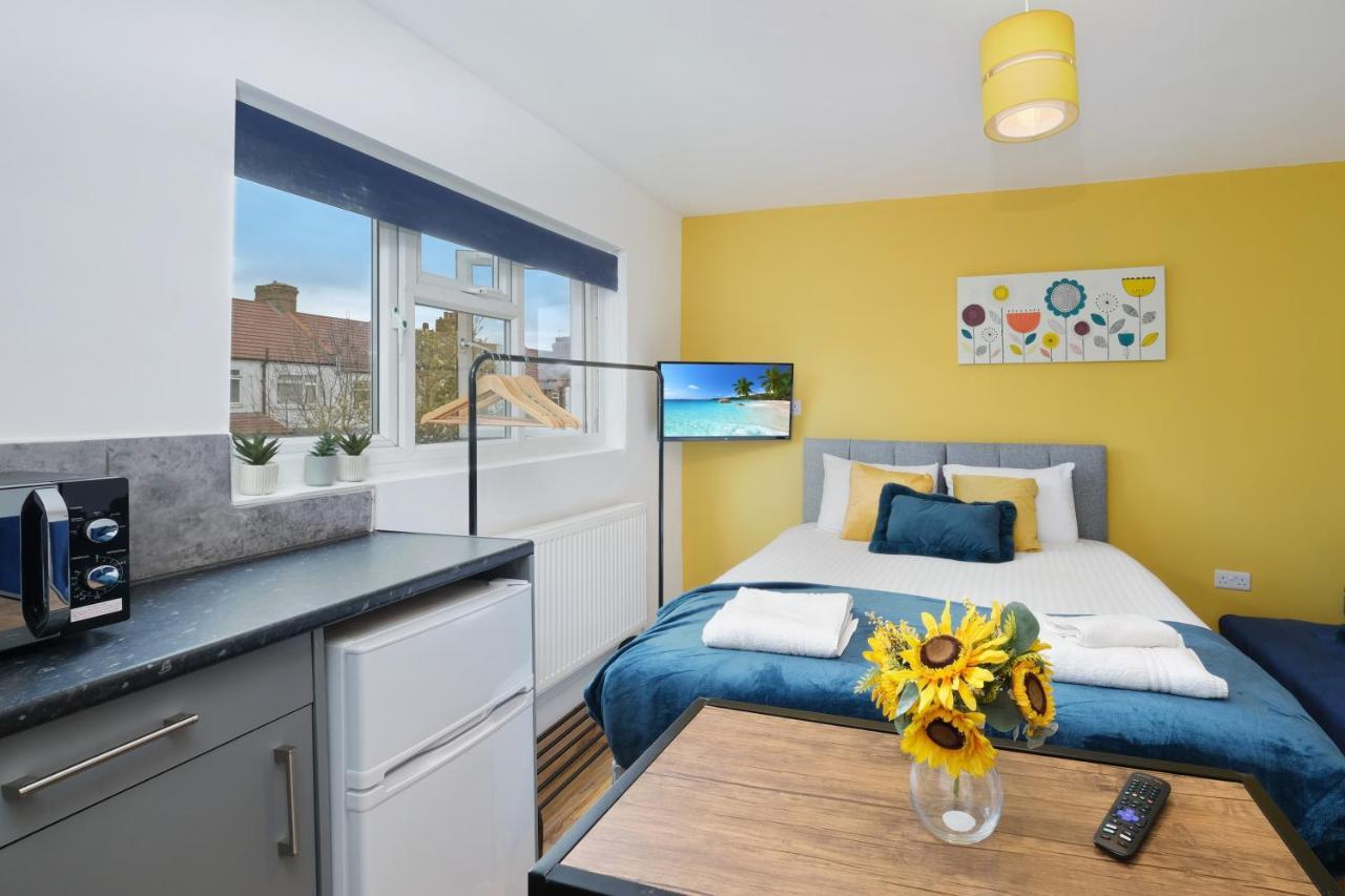Fernbank Studios Sudbury Hill Harrow Self-Contained Studios With En-Suite Wembley Esterno foto